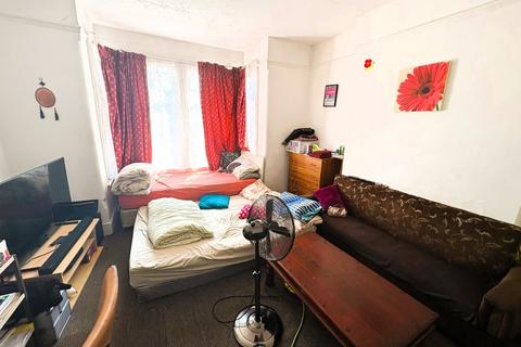 1b Boyd Avenue, Southall, UB1 3BT