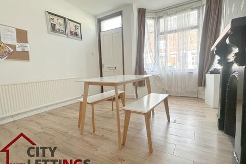 3 bedroom terraced house to rent, Lamcote Street, The Meadows