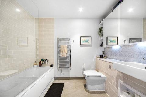 2 bedroom flat to rent, Heygate Street, Elephant and Castle, London, SE17