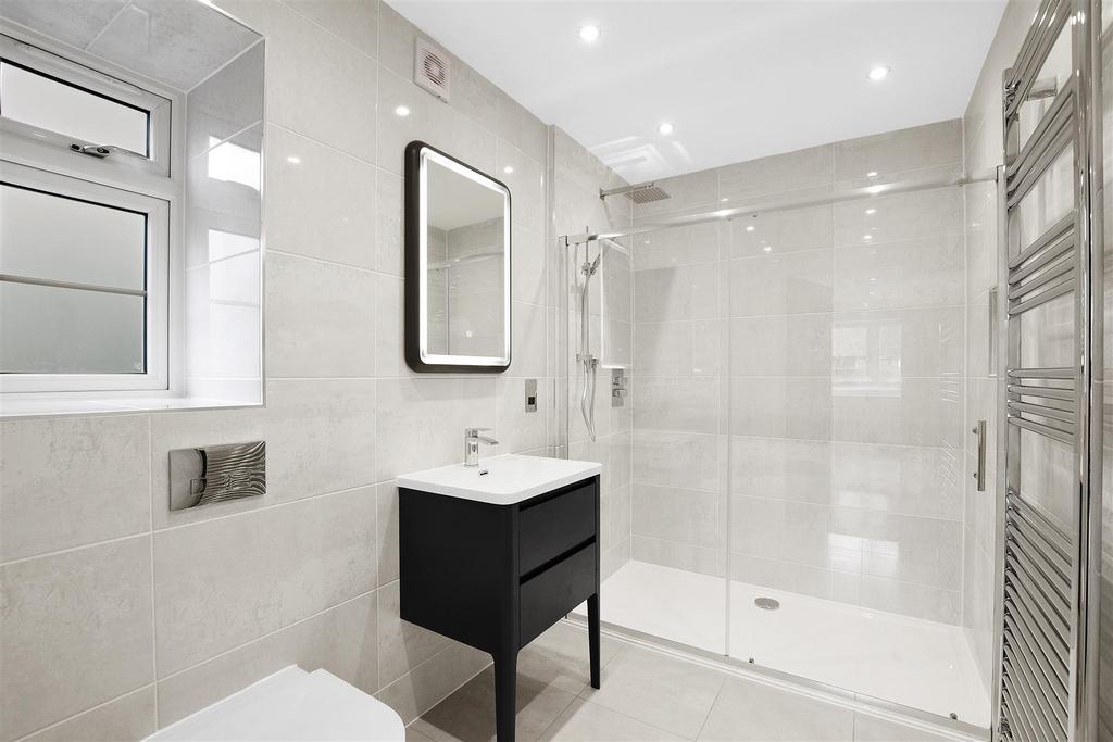En Suite Shower Room:
