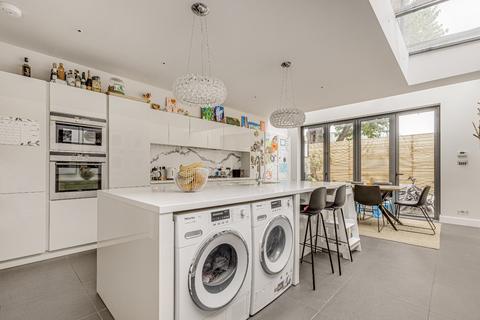 5 bedroom terraced house to rent, Bronsart Road, London