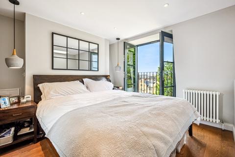 3 bedroom flat for sale, Disraeli Road, London