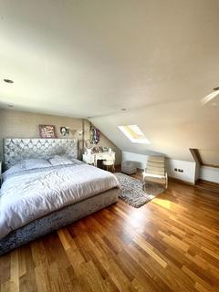4 bedroom semi-detached house to rent, Sittingbourne Avenue, Enfield