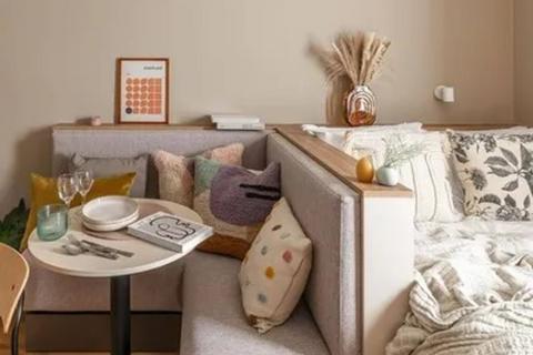 Studio to rent, First Way