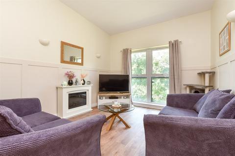 2 bedroom flat for sale, Chestnut Court, Leatherhead KT22