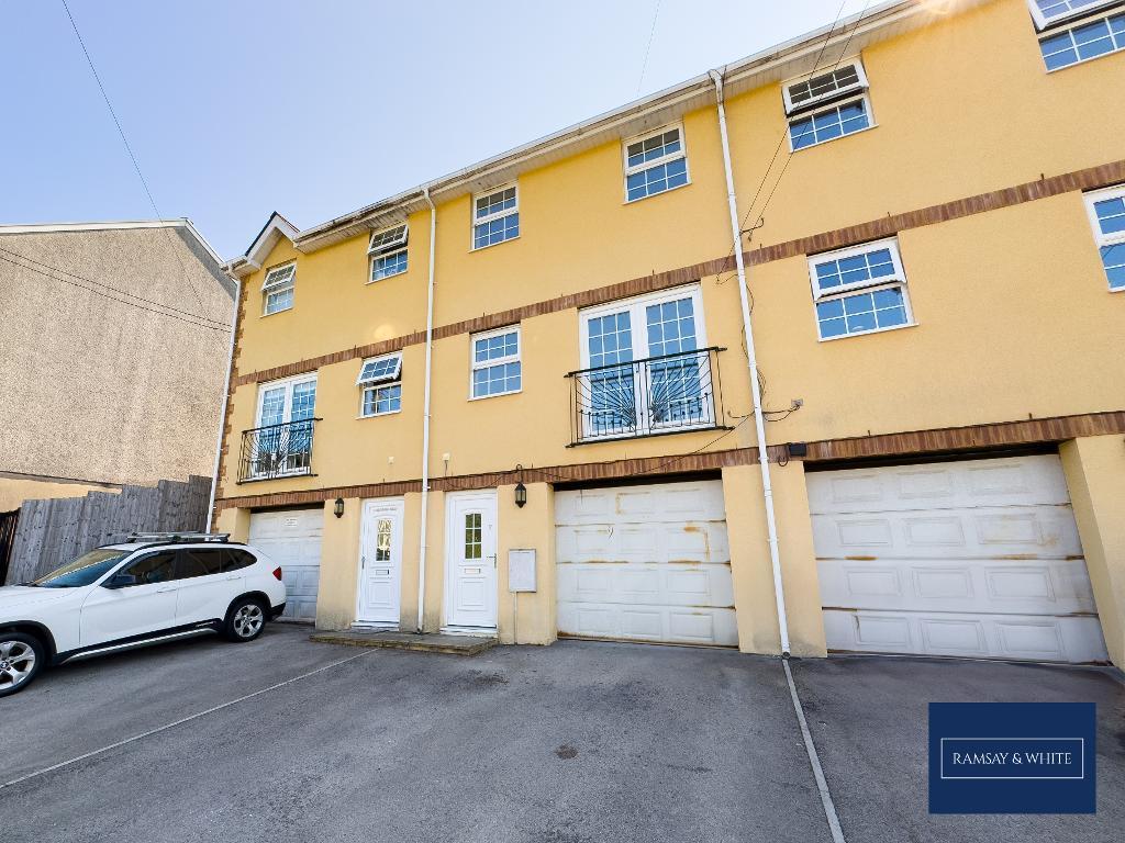 Rhiw Park Road, Abertillery, NP13 1BY 3 bed terraced house - £750 pcm ...