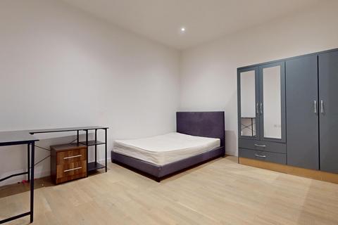 Studio to rent, Riverbank Way