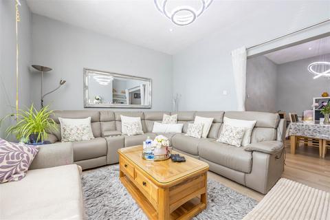 3 bedroom end of terrace house for sale, SHAKESPEARE DRIVE, Westcliff-On-Sea