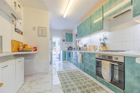 3 bedroom end of terrace house for sale, SHAKESPEARE DRIVE, Westcliff-On-Sea