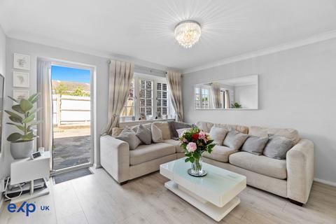 24 Cricketers Close, Chessington, KT9 1NL