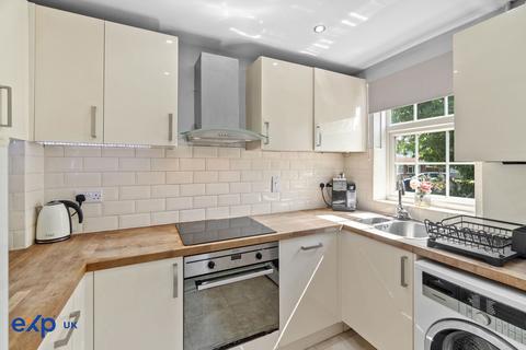 24 Cricketers Close, Chessington, KT9 1NL