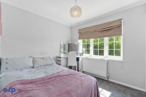 24 Cricketers Close, Chessington, KT9 1NL