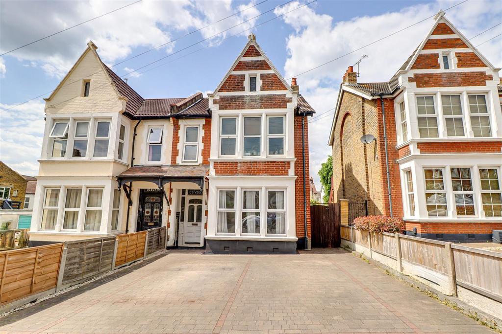 Meteor Road, Westcliff-on-Sea SS0 3 bed house for sale - £290,000