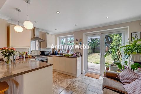 undefined, Norfolk Avenue, Palmers Green, N13