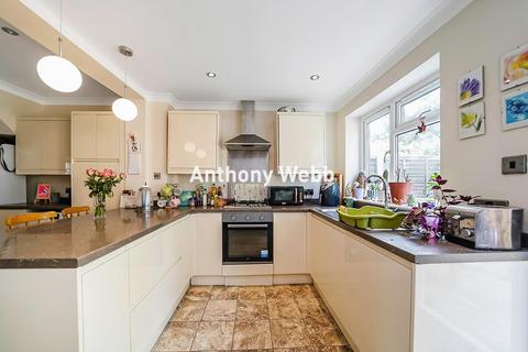 undefined, Norfolk Avenue, Palmers Green, N13