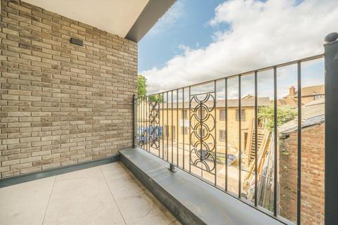 1 bedroom flat for sale, Factory Yard, London W7