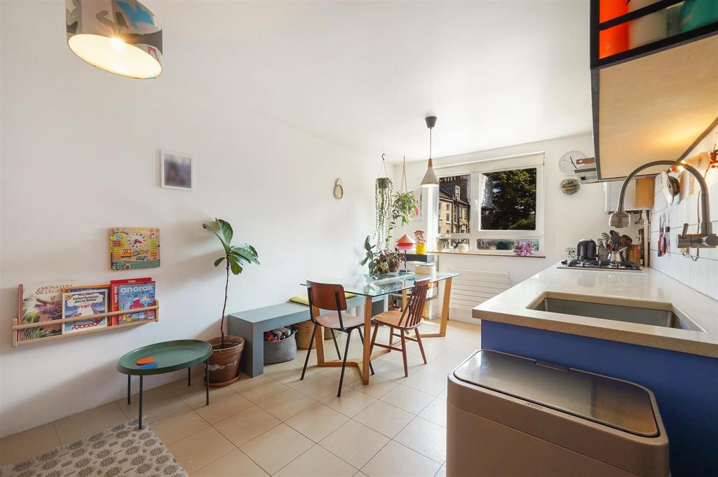 Flat 13, 2 Gautrey Road - QTjy Hv7z7 VYSH72trv LH.jpg