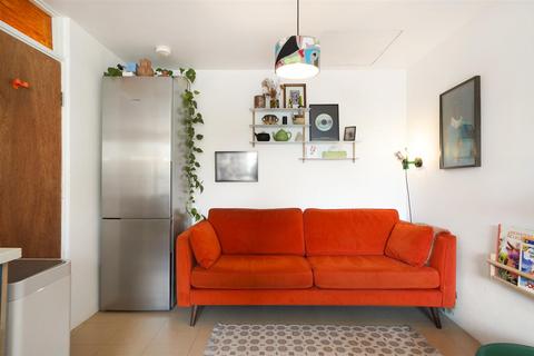 3 bedroom apartment for sale, Gautrey Road, London SE15