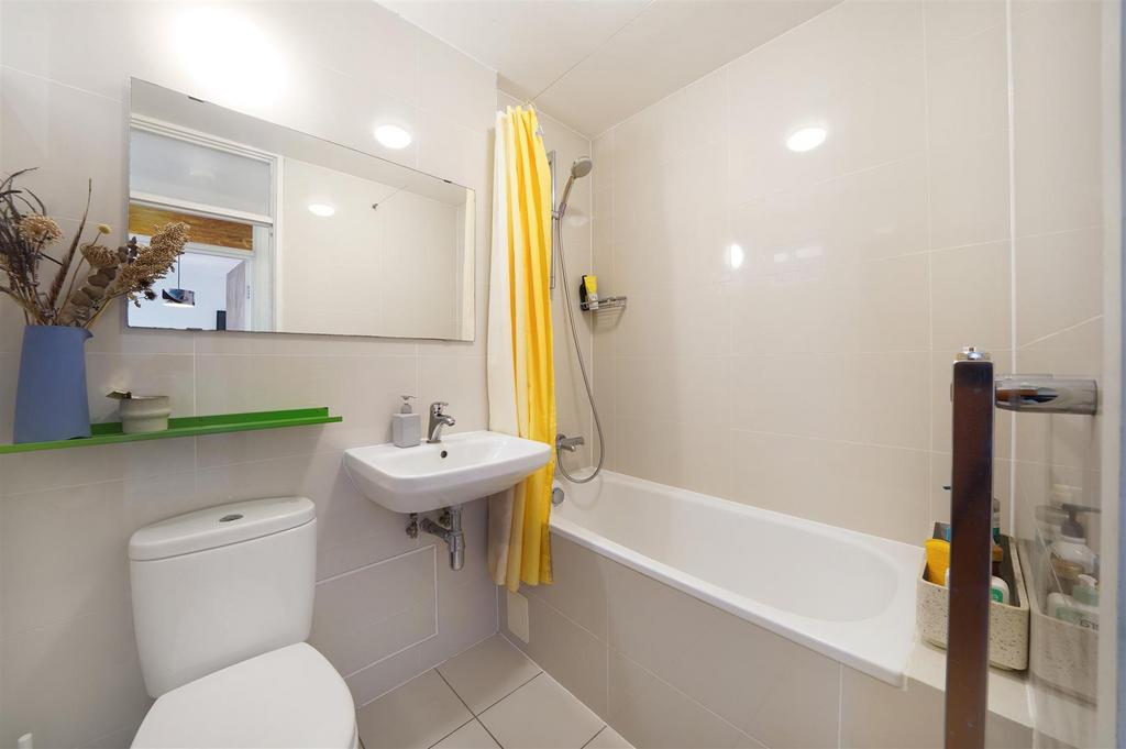 Flat 13, 2 Gautrey Road - Y08 Un We Le0 PVb Au7i Lb A.jpg