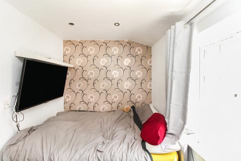 2 bedroom flat for sale, Station Way, Crawley, West Sussex. RH10 1DB