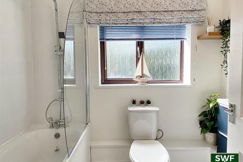 Flat 12, Worcester Court Chequer Street, Penn Fields, Wolverhampton, WV3 7EG