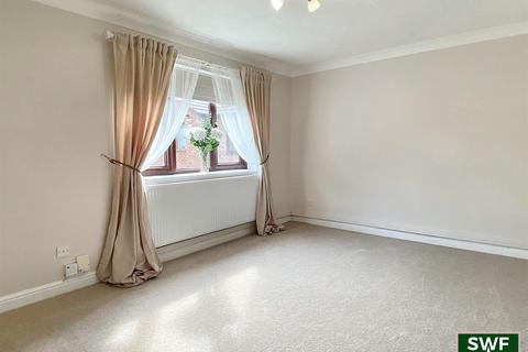 Flat 12, Worcester Court Chequer Street, Penn Fields, Wolverhampton, WV3 7EG