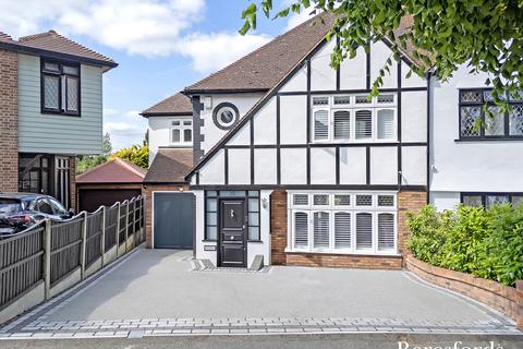 25 Spenser Crescent, Upminster, RM14 1AN