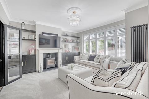 25 Spenser Crescent, Upminster, RM14 1AN
