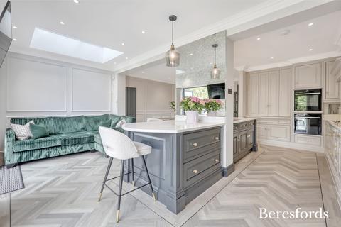 25 Spenser Crescent, Upminster, RM14 1AN