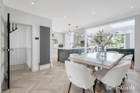 25 Spenser Crescent, Upminster, RM14 1AN