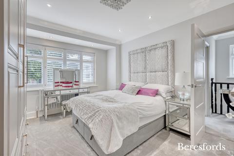 25 Spenser Crescent, Upminster, RM14 1AN