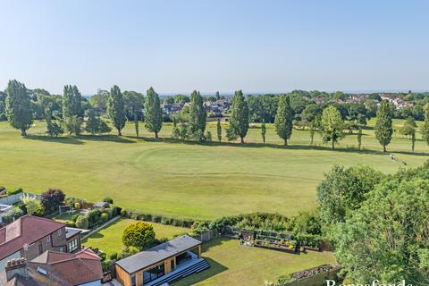 25 Spenser Crescent, Upminster, RM14 1AN