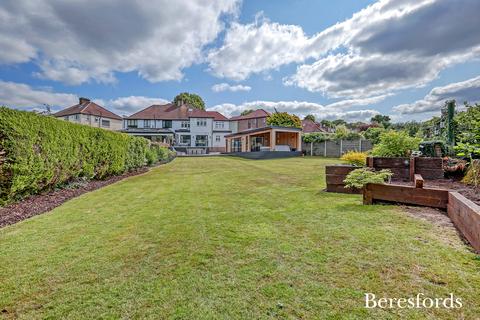25 Spenser Crescent, Upminster, RM14 1AN