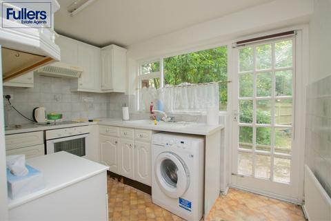 2 bedroom ground floor maisonette for sale, Brookside, London N21
