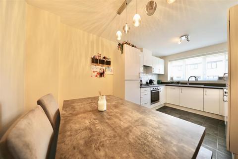 12 Gypsy Moth Lane, Kingswood, Hull, HU7 3LQ
