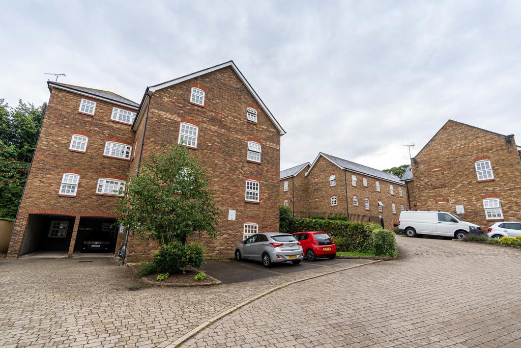 Davy Court, Rochester, Kent, ME1 2 bed apartment - £1,450 pcm (£335 pw)