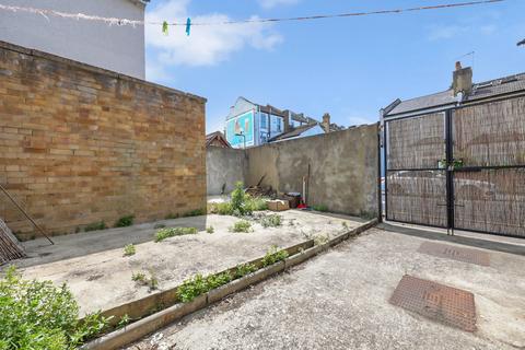 39 Renness Road, London, E17 6EX