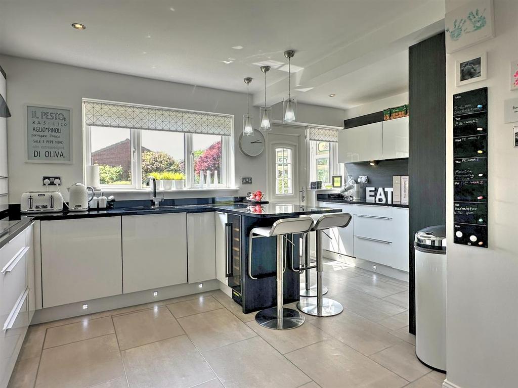 Breakfasting kitchen