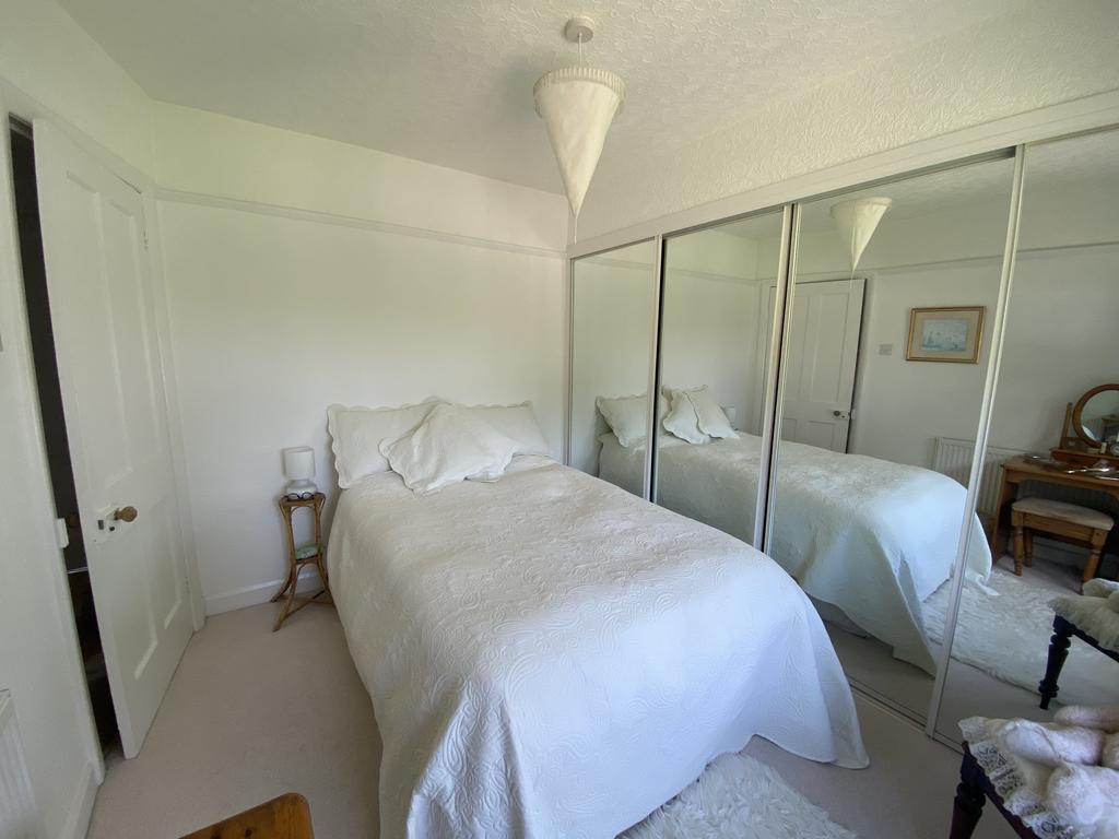 R Bed 1(3).JPG