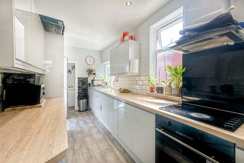 3 bedroom semi-detached house for sale, Cranbrook Avenue, Hull HU6