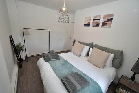 3 bedroom maisonette to rent, Hawes Street, N1