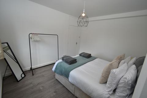 3 bedroom maisonette to rent, Hawes Street, N1