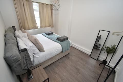 3 bedroom maisonette to rent, Hawes Street, N1