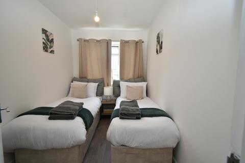 3 bedroom maisonette to rent, Hawes Street, N1