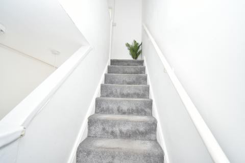 3 bedroom maisonette to rent, Hawes Street, N1