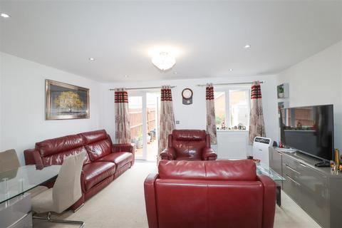 3 bedroom semi-detached house for sale, Thompson Way, Farnborough GU14