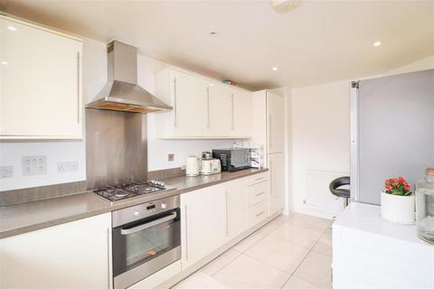 3 bedroom semi-detached house for sale, Thompson Way, Farnborough GU14