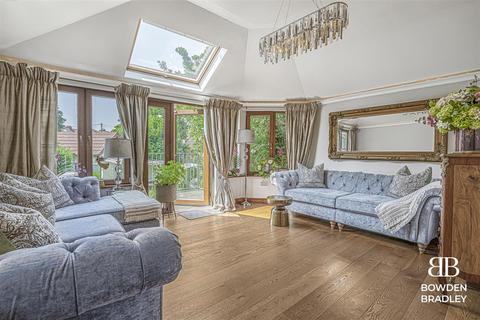 3 bedroom end of terrace house for sale, Upper Rainham Road, Hornchurch