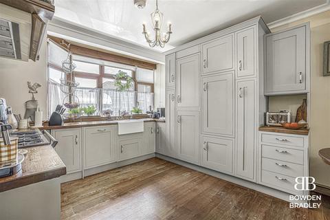 3 bedroom end of terrace house for sale, Upper Rainham Road, Hornchurch