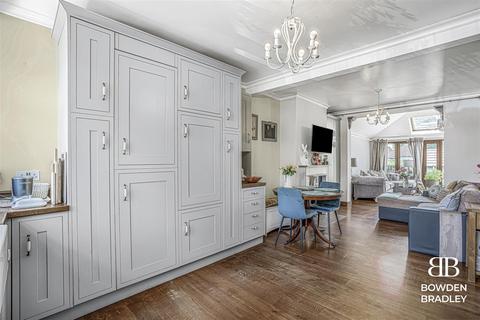 3 bedroom end of terrace house for sale, Upper Rainham Road, Hornchurch